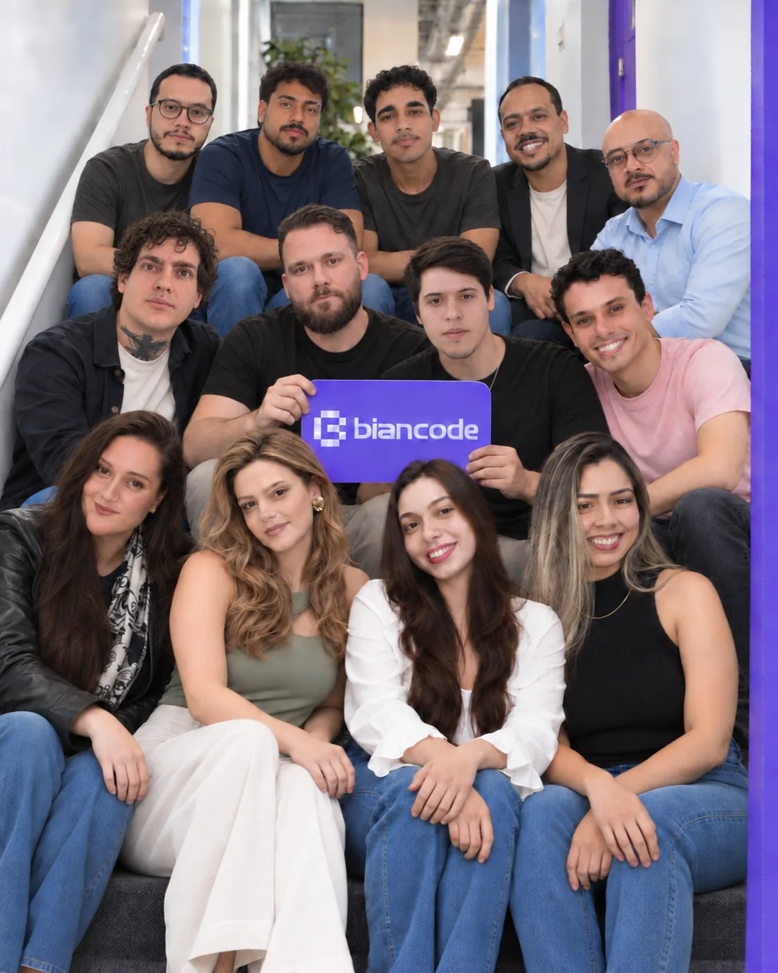 Composição visual da equipe BianCode reunida no escritório